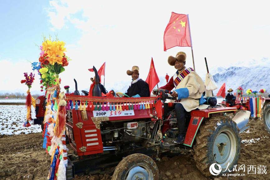 图为拉萨市墨竹工卡县唐加乡莫冲村的春耕仪式现场。人民网 次仁罗布摄
