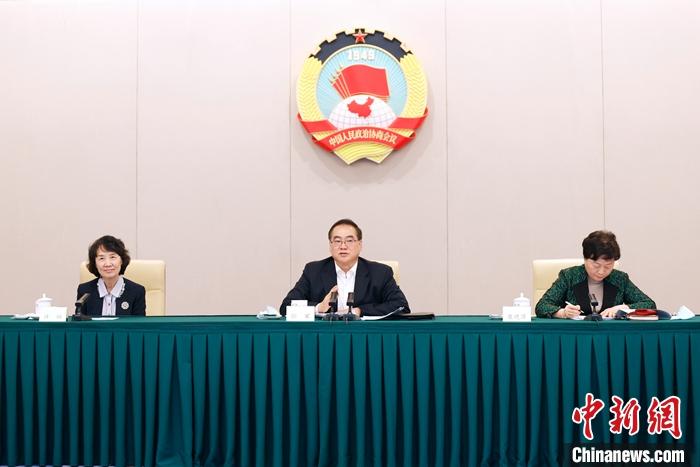 12月16日，由全国政协港澳台侨委员会、新疆维吾尔自治区政协、新疆维吾尔自治区海外联谊会共同举办的“中国新疆—全国政协海外列席侨胞代表视频交流会”在北京举办，来自五大洲19个国家的25位曾列席全国政协全体会议的海外侨胞围绕“宣介新疆、为新疆代言、讲好新疆故事、传播中国好声音”进行了在线视频交流。
图为全国政协副秘书长郭军致辞。 <a target='_blank' href='http://www.chinanews.com/' _fcksavedurl='http://www.chinanews.com/'><p  align=